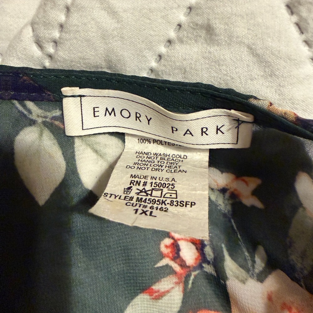 Emory Park Floral Tunic in Green and Multicolor - Picture 2 of 2